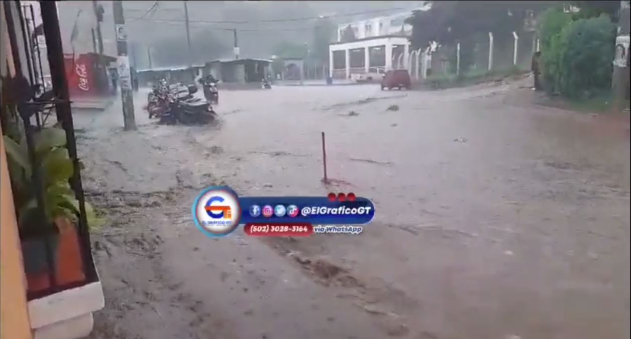 Una correntada de agua y lodo pasa frente el Hospital Nacional de Antigua Guatemala. (Foto Prensa Libre: Captura de pantalla de video de @ElGraficoGT)