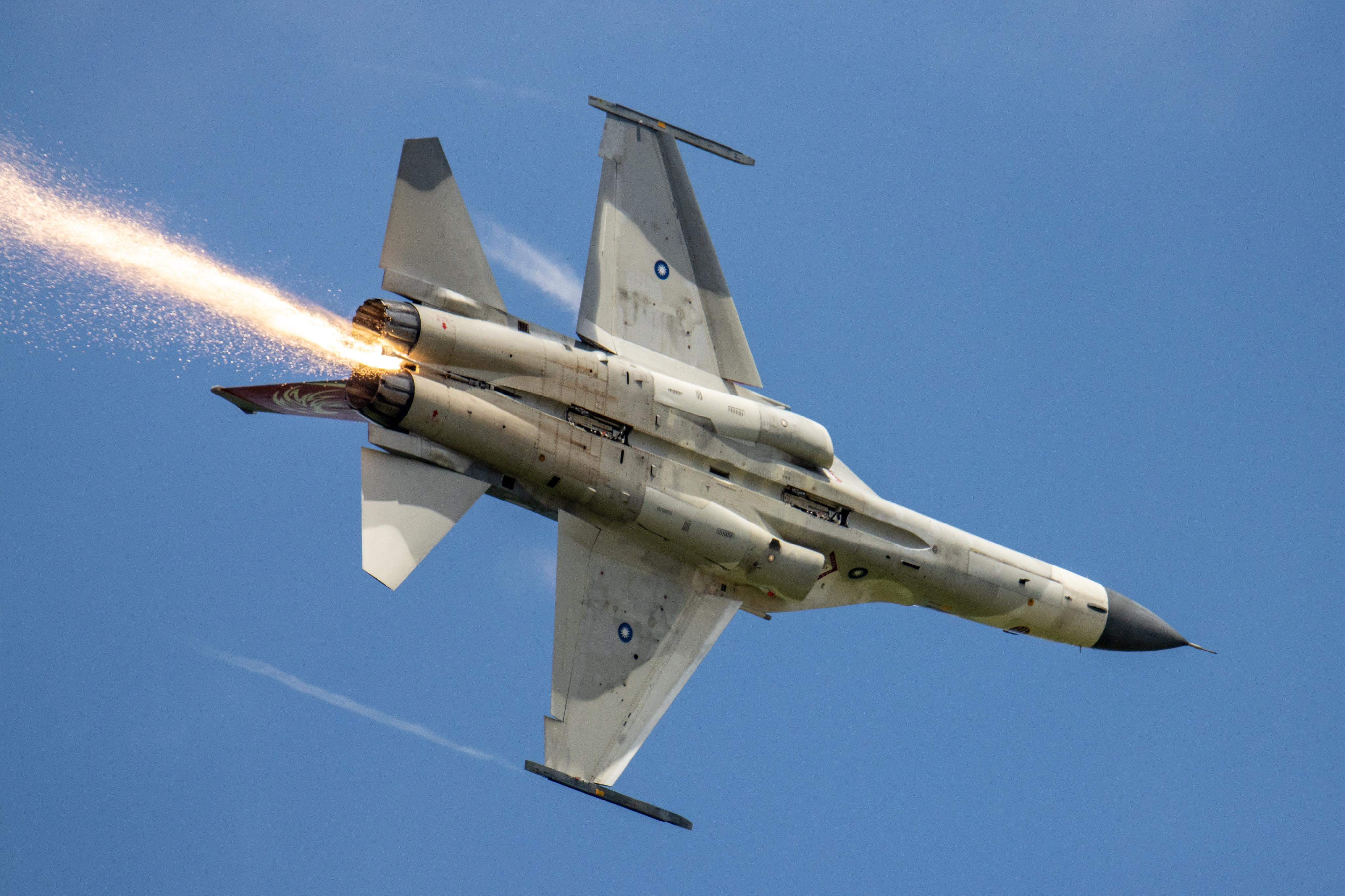 Avión de combate se estrella en Michigan