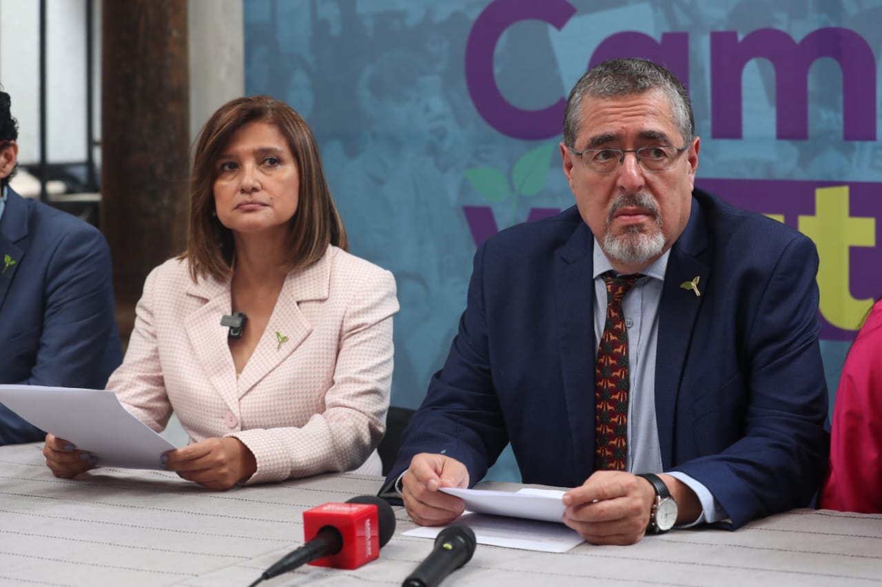 Binomio presidencial de Movimiento Semilla en conferencia de prensa para denunciar campaña de desinformación en su contra. (Foto Prensa Libre: Erick Ávila) 