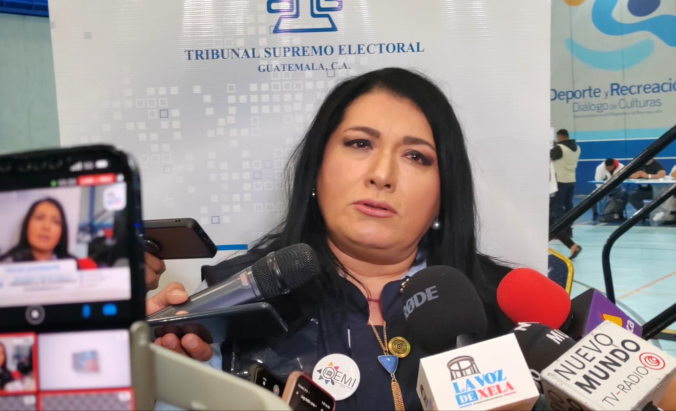 La magistrada del TSE, Blanca Alfaro, anuncia que analiza su renuncia el martes próximo. (Foto Prensa Libre: E. Vargas)