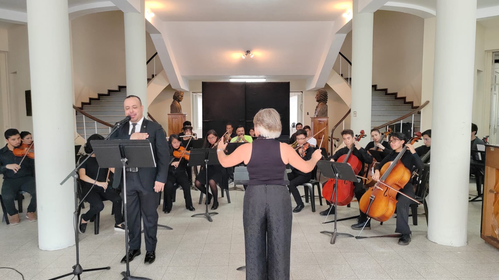 Cerca de 30 estudiantes dieron el primer concierto presencial en el Conservatorio Nacional de Música Germán Alcántara.   (Foto Prensa Libre: Ingrid Reyes)