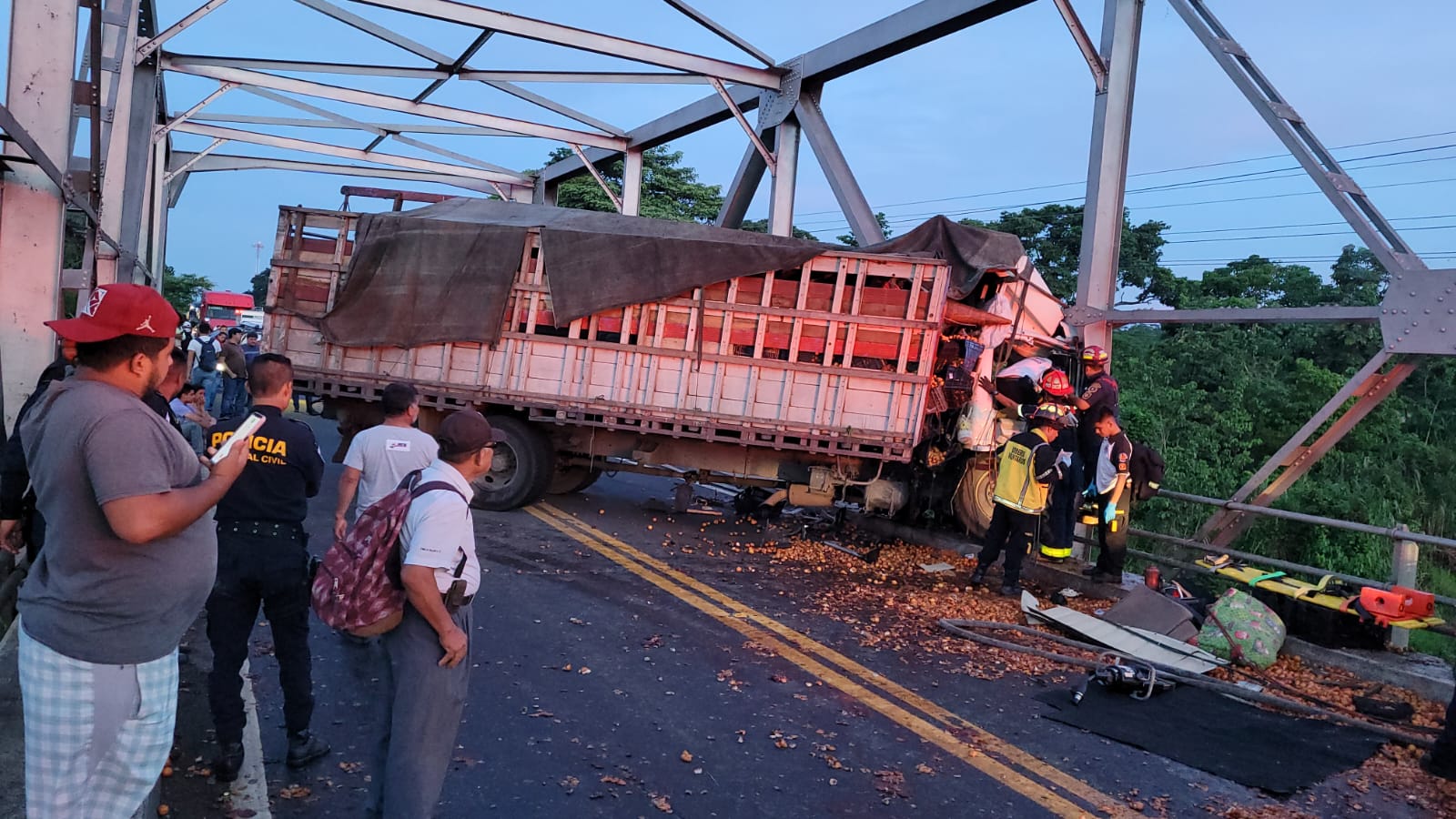 Un camión chocó en el puente Ixtacapa, Suchitepéquez, y complica el paso en la ruta a suroccidente. (Foto Prensa Libre: Cortesía / Marvin Túnchez)