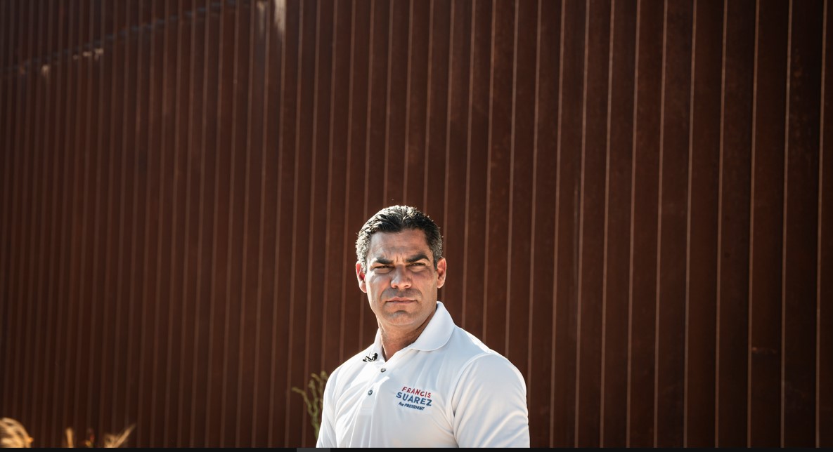 Francis X. Suarez, el alcalde de Miami y aspirante republicano a la presidencia, celebra una conferencia de prensa junto al muro fronterizo, en Pharr, Texas, el 10 de agosto de 2023. (Meridith Kohut/The New York Times)
