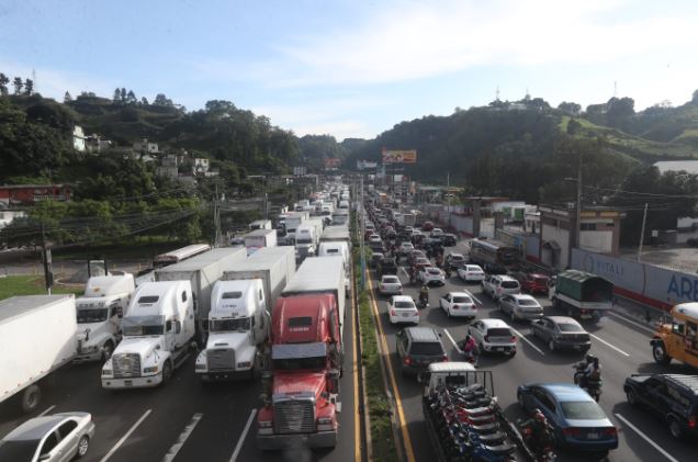 Un caos vial, que empezó a eso de las 2 de la mañana del 3 de agosto de 2023 persiste por el cierre total de la ruta al Pacífico por un hundimiento en el km 17.5. (Foto Prensa Libre: Carmina Montúfar)