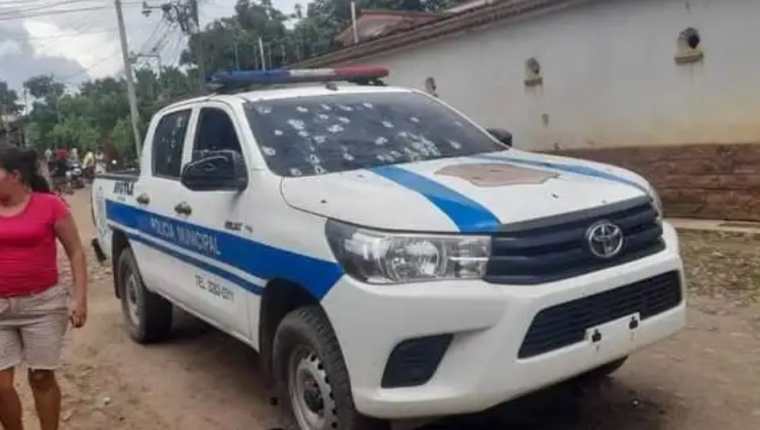 Con múltiples perforaciones de bala quedó el picop de la PolicÃa Municipal de Ayutla, San Marcos, luego de que los agentes que viajaban en ella fueran atacados por sujetos armados que luego huyeron con rumbo desconocido. (Foto: Hemeroteca PL)