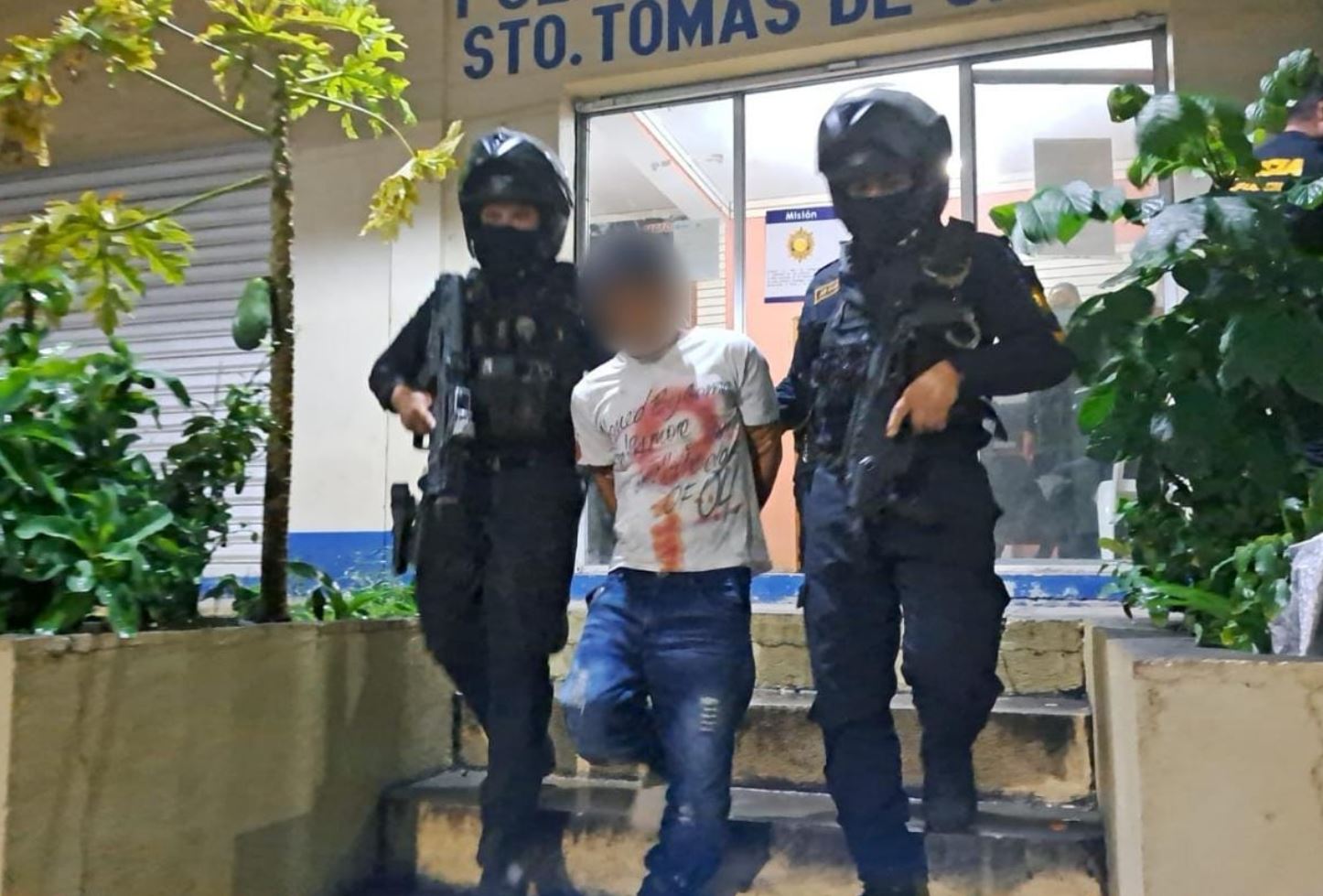 En la balacera en Santo Tomás de Castilla, Puerto Barrios, Izabal, se capturó a de Wilmer N, de 27 años, a quien le aparecía la orden de captura por portación ilegal de arma de fuego con fecha 13 de junio de 2023. (Foto Prensa Libre: PNC)