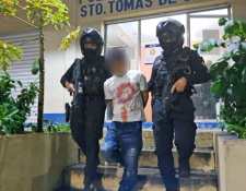 En la balacera en Santo Tomás de Castilla, Puerto Barrios, Izabal, se capturó a de Wilmer N, de 27 años, a quien le aparecía la orden de captura por portación ilegal de arma de fuego con fecha 13 de junio de 2023. (Foto Prensa Libre: PNC)