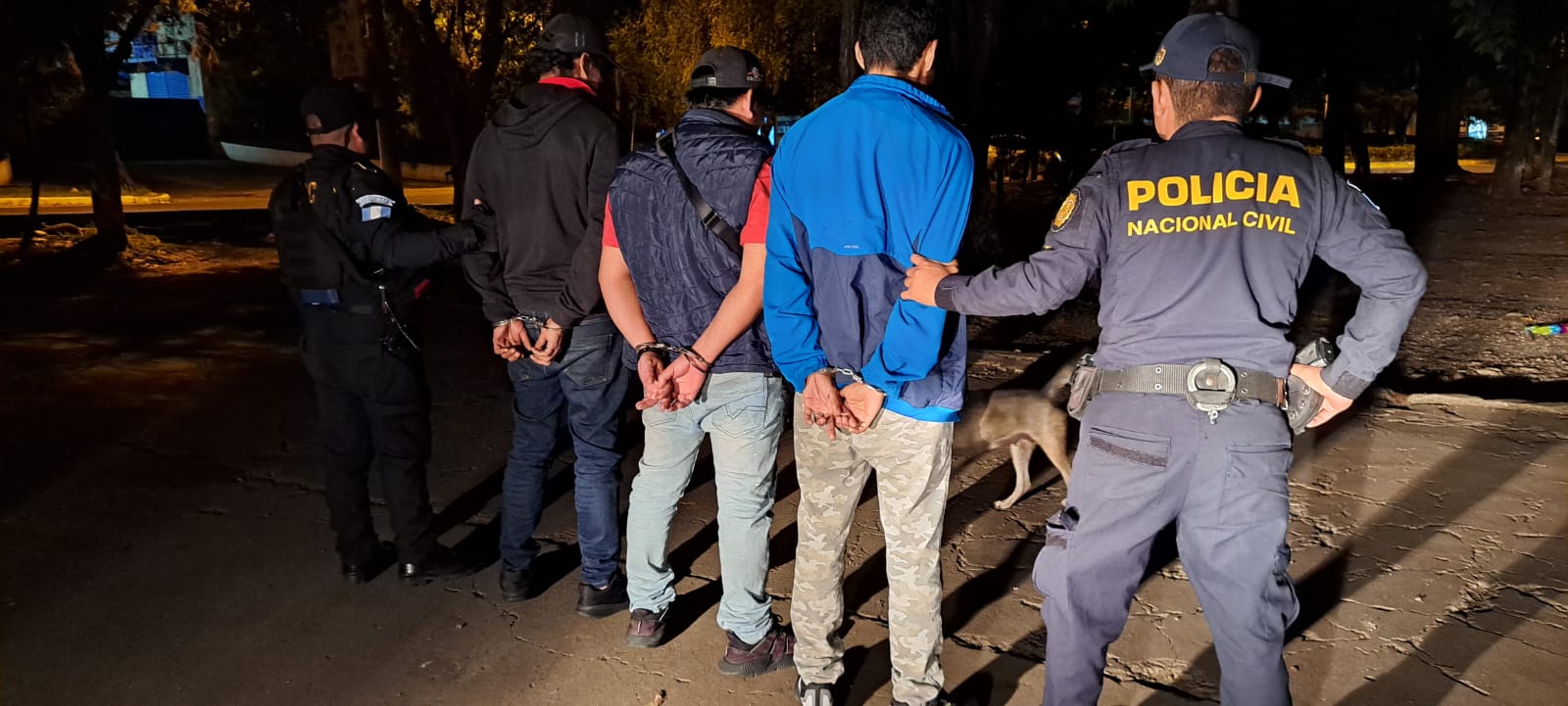 La PNC sorprendió a tres hombres cuando viajaban con varias armas, una sin registro ni licencia, en la zona 13. (Foto Prensa Libre: PNC)