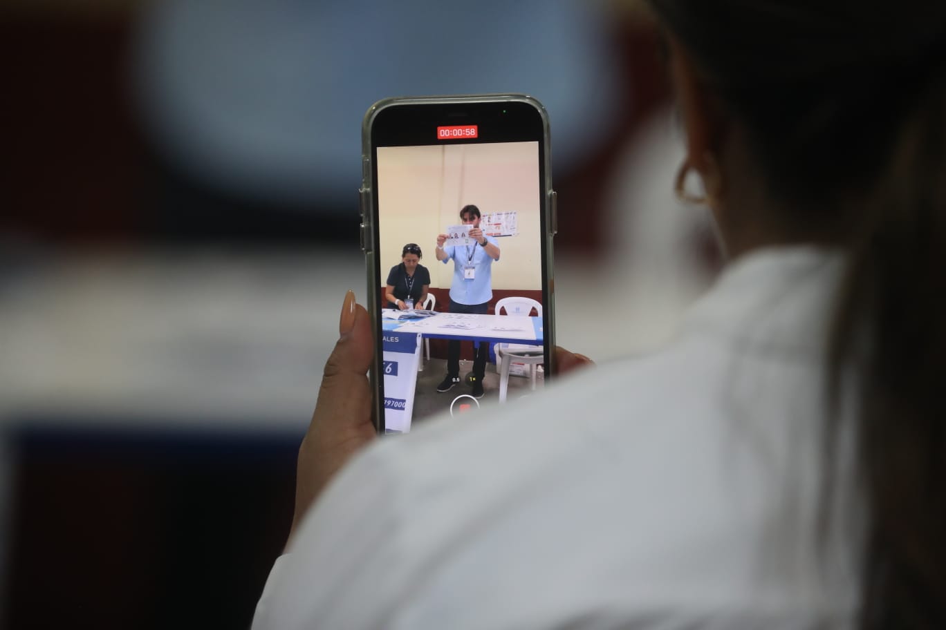 Imágenes: cierran los centros de votación en Guatemala y comienza el recuento de votos durante la segunda vuelta