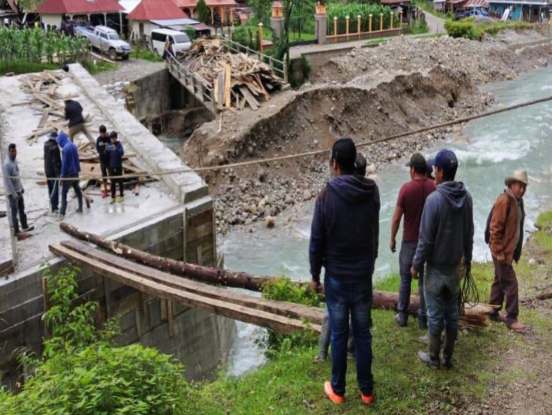 Desbordamiento del río Quisil provocó el colapso del puente, camino rural que conduce del área urbana hacia la aldea San Lucas Quisil, San Juan Ixcoy, Huehuetenango. (Foto Prensa Libre: Conred)  