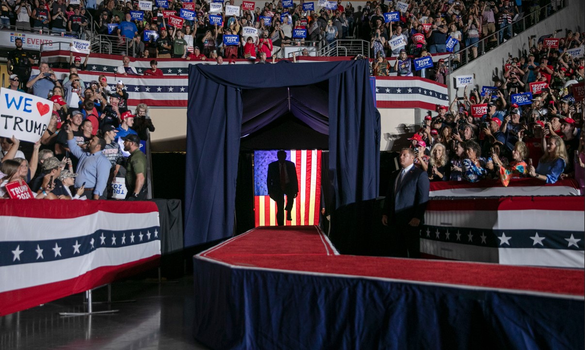 El expresidente Donald J. Trump lleva a cabo un mitin en la Erie Insurance Arena en Erie, Pensilvania, el 29 de julio de 2023. (Maddie McGarvey/The New York Times)