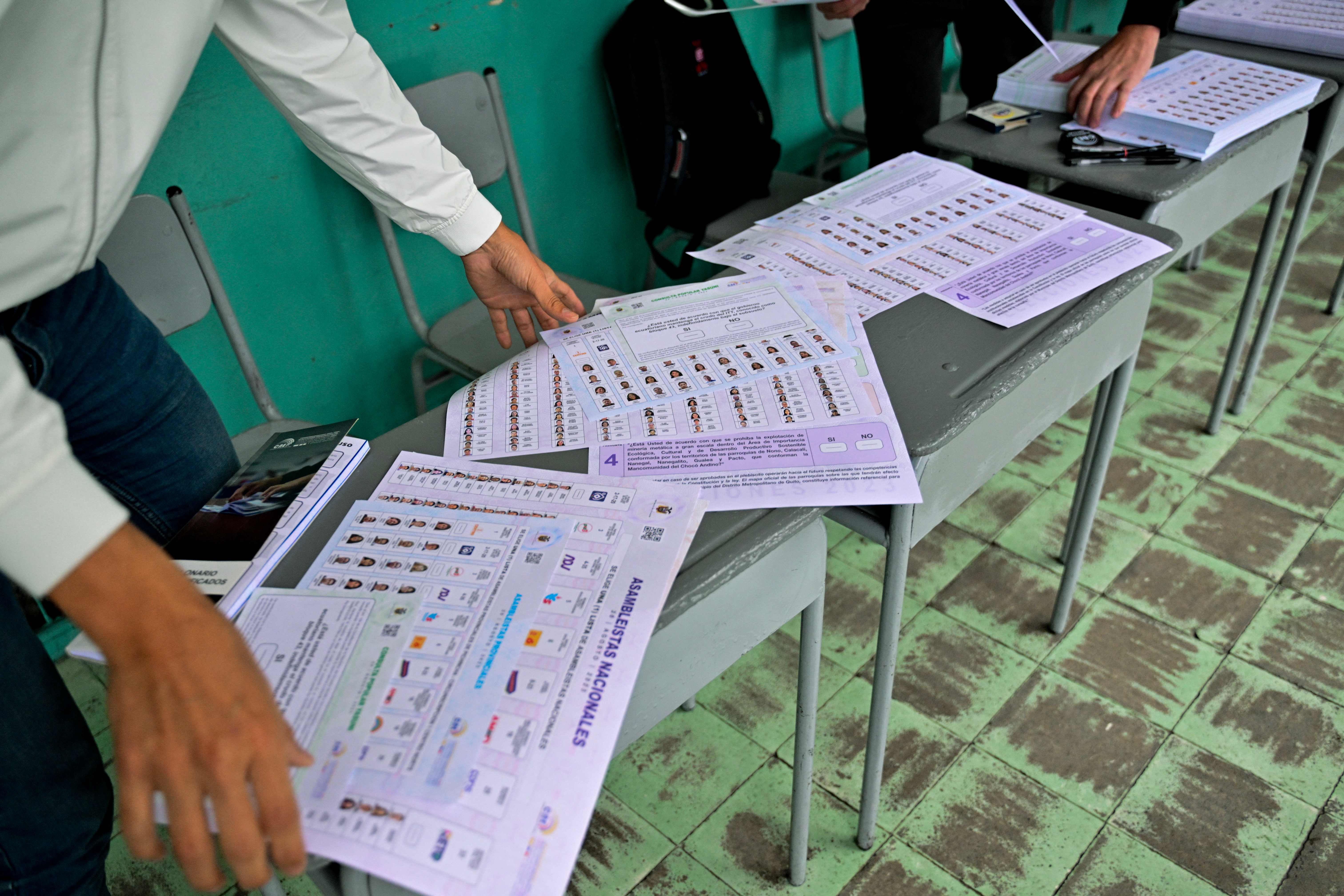 Ecuador celebra elecciones presidenciales después de una campaña marcada por el asesinato de un candidato principal y promete hacer frente a la anarquía que se ha apoderado de la nación que alguna vez fue pacífica. (Foto Prensa Libre: MARTÍN BERNETTI / AFP)