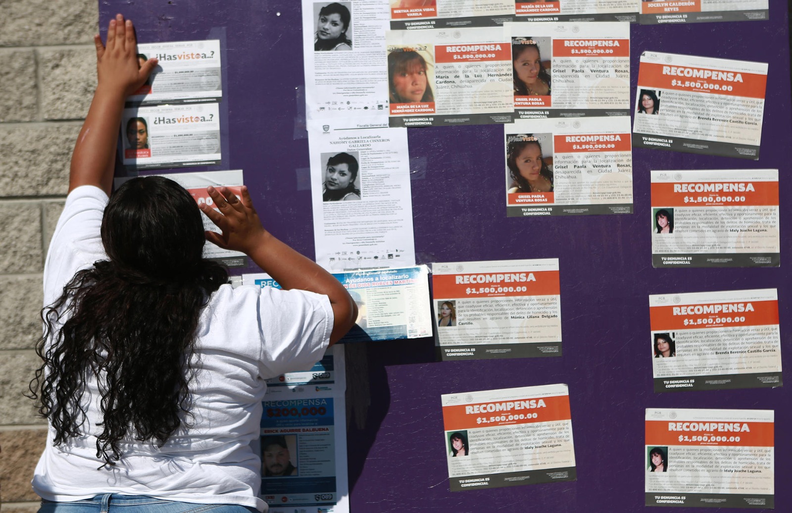 Migrantes denunciaron este 30 de agosto que se han multiplicado las desapariciones de sus compañeros en la frontera norte de México, donde se pierden grupos completos de hasta 30 personas, por lo que protestaron este Día Internacional de las Víctimas de Desapariciones Forzadas. (Foto Prensa Libre: EFE)