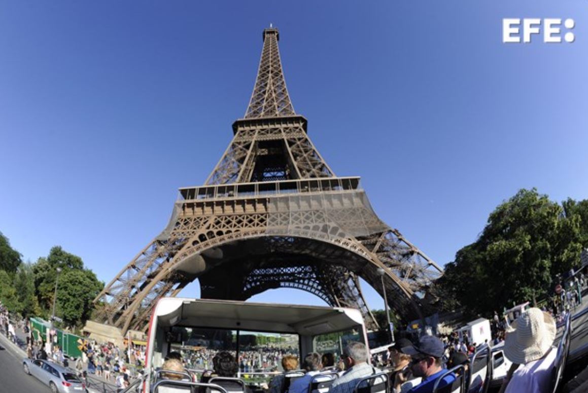 Los videos del momento en que la Policía evacúa la Torre Eiffel por amenaza de bomba