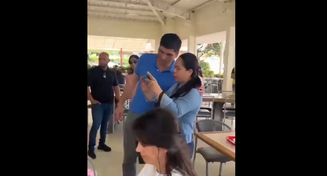 Otto Sonnenholzner, candidato presidencial y exvicepresidente de Ecuador, al momento de ser interrumpido por balacera. (Captura de video/@MatildeNar92739/Twitter)