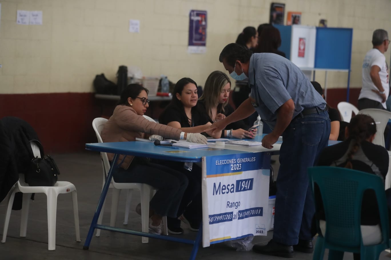 La misión electoral del Cacif dijo que ha detectado una serie de correcciones con respecto a la primera vuelta y esperan que los resultados preliminares se conozcan alrededor de las 22 horas. (Foto Prensa Libre: Juan Diego González)  