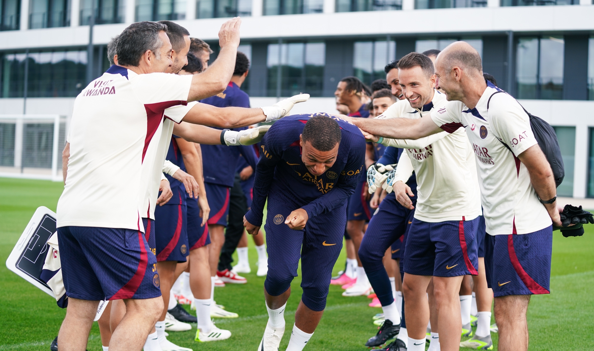 ¿Es el inicio de la reconciliación? Así fue la bienvenida que le dieron a Mbappé a los trabajos con el primer equipo
