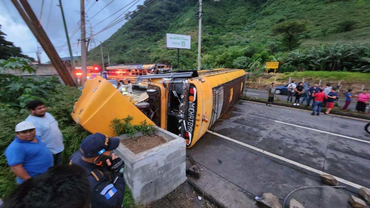 El autobús obstruyó la ruta en el km 35 de la ruta CA-9 en Palín, Escuintla. (Foto Prensa Libre: Tomada de PampichiNews GT)