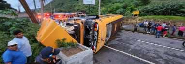 El autobús obstruyó la ruta en el km 35 de la ruta CA-9 en Palín, Escuintla. (Foto Prensa Libre: Tomada de PampichiNews GT)