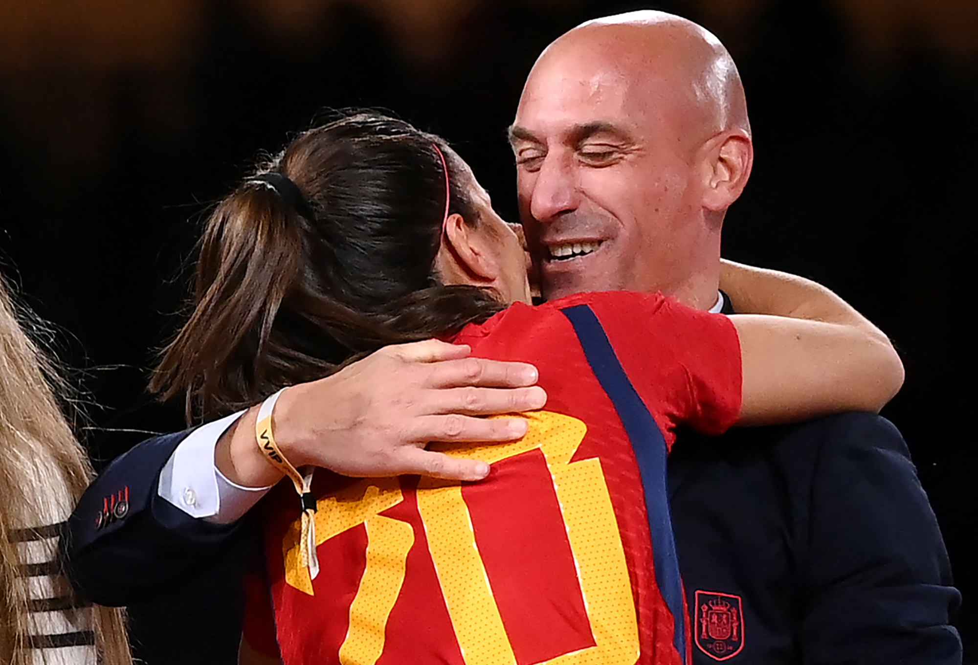 Luis Rubiales felicita a Rocío Gálvez luego de haber ganado el Mundial, en cuya celebración besó a la fuerza a la jugadora Jenni Hermoso. (Foto Prensa Libre: FRANCK FIFE / AFP)