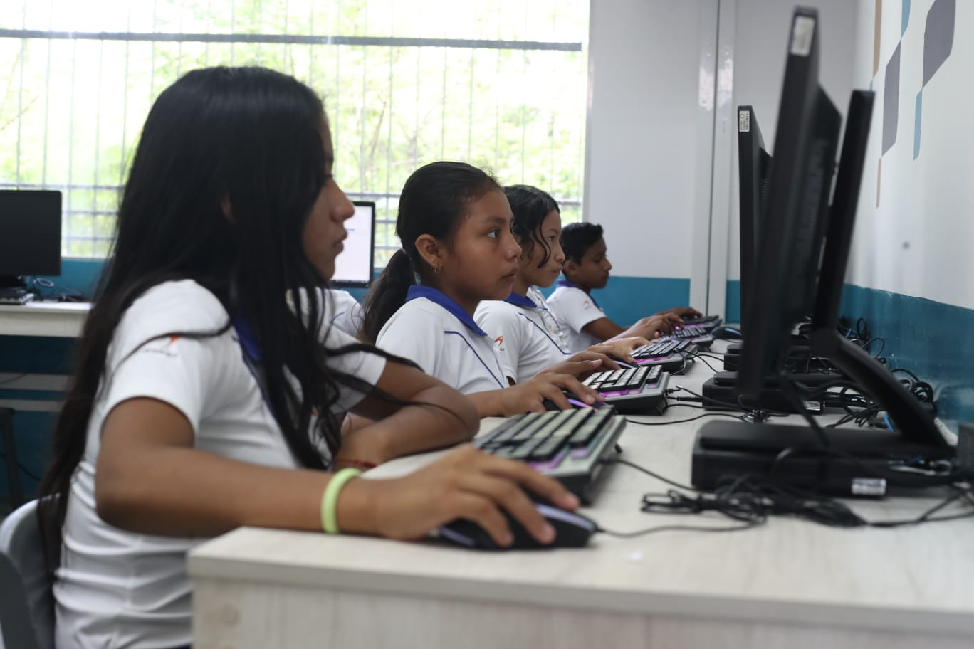 Más de 200 niños y niñas se forman en la Escuela Adentro, Nohemí Morales de Arjona en El Progreso.   (Foto Prensa Libre: Juan Diego González)