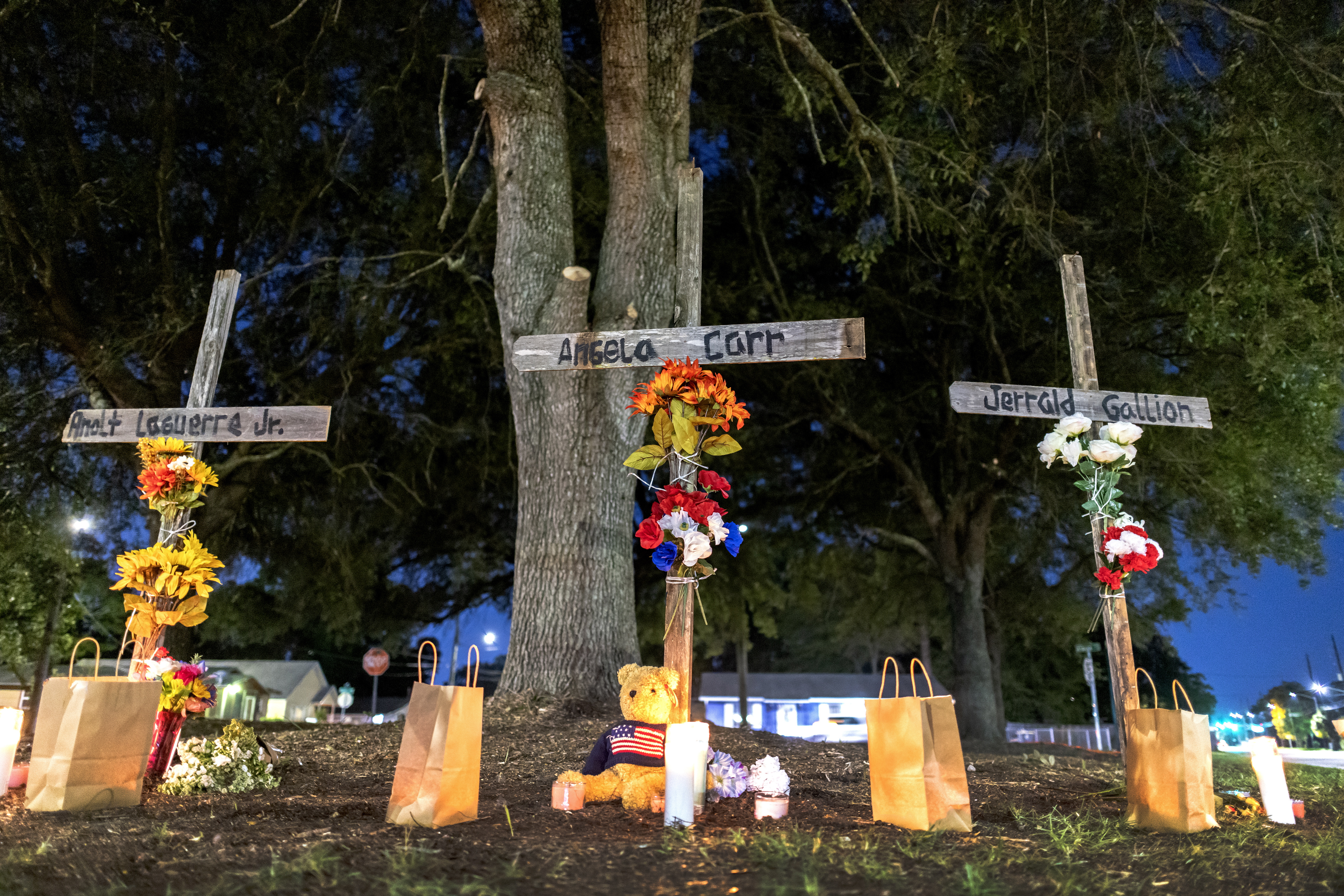 Un monumento improvisado cerca del área de un crimen a tiros que ocurrió el 26 de agosto, en la tienda Dollar General en Jacksonville, Florida.  (Foto Prensa Libre: EFE)