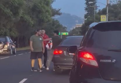 Por no ceder la vía: video muestra a conductores mientras discutían en medio del bulevar Vista Hermosa