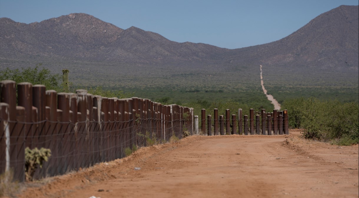 a valla de la frontera entre México y Estados Unidos en la nación tohono o’odham, cerca de Sells, Arizona, el 24 de junio de 2023. (Rebecca Noble/The New York Times)