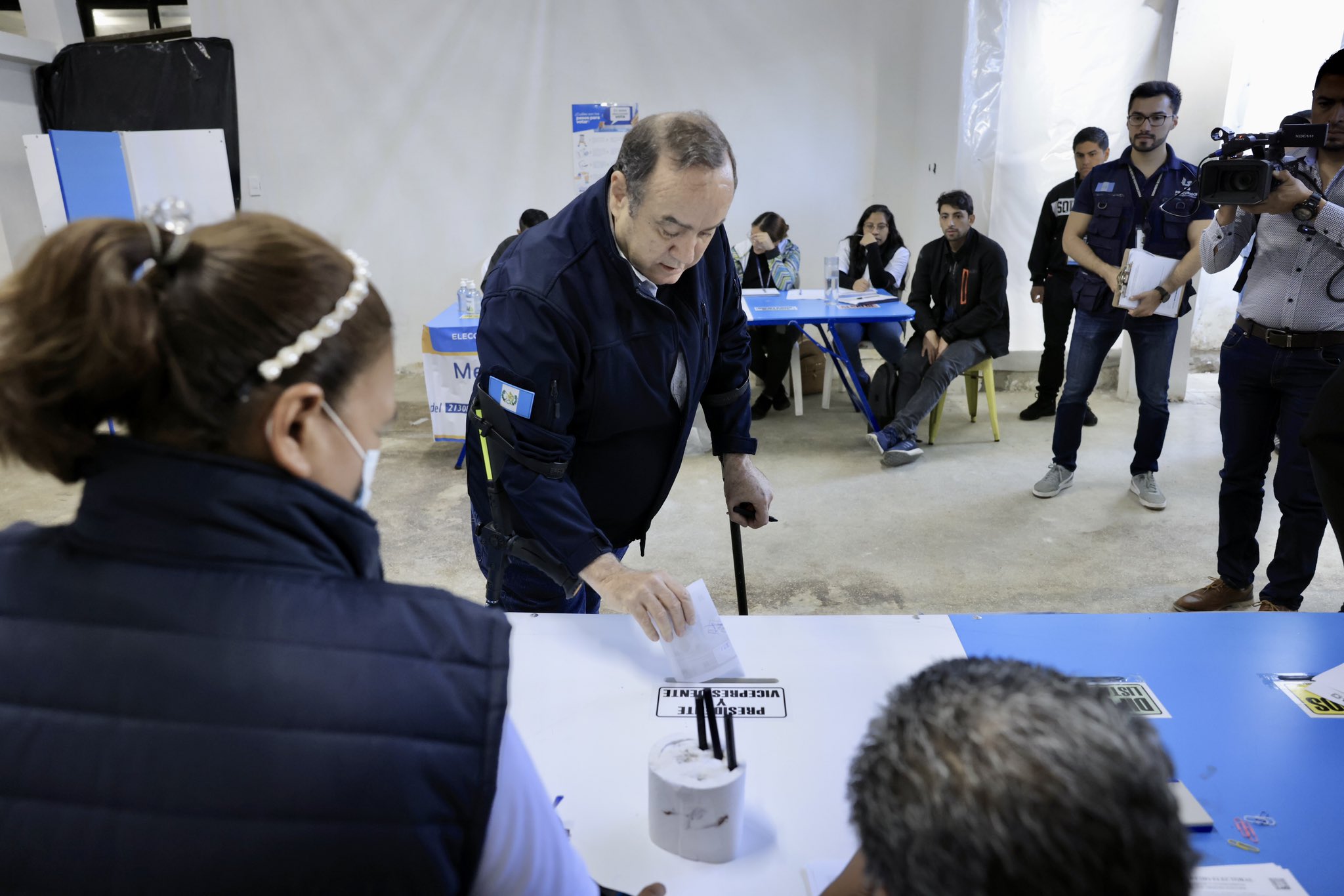 El presidente Alejandro Giammattei emitió su voto este 20 de agosto, cuando se celebra la segunda vuelta en Guatemala. (Foto Prensa Libre: Gobierno de Guatemala)