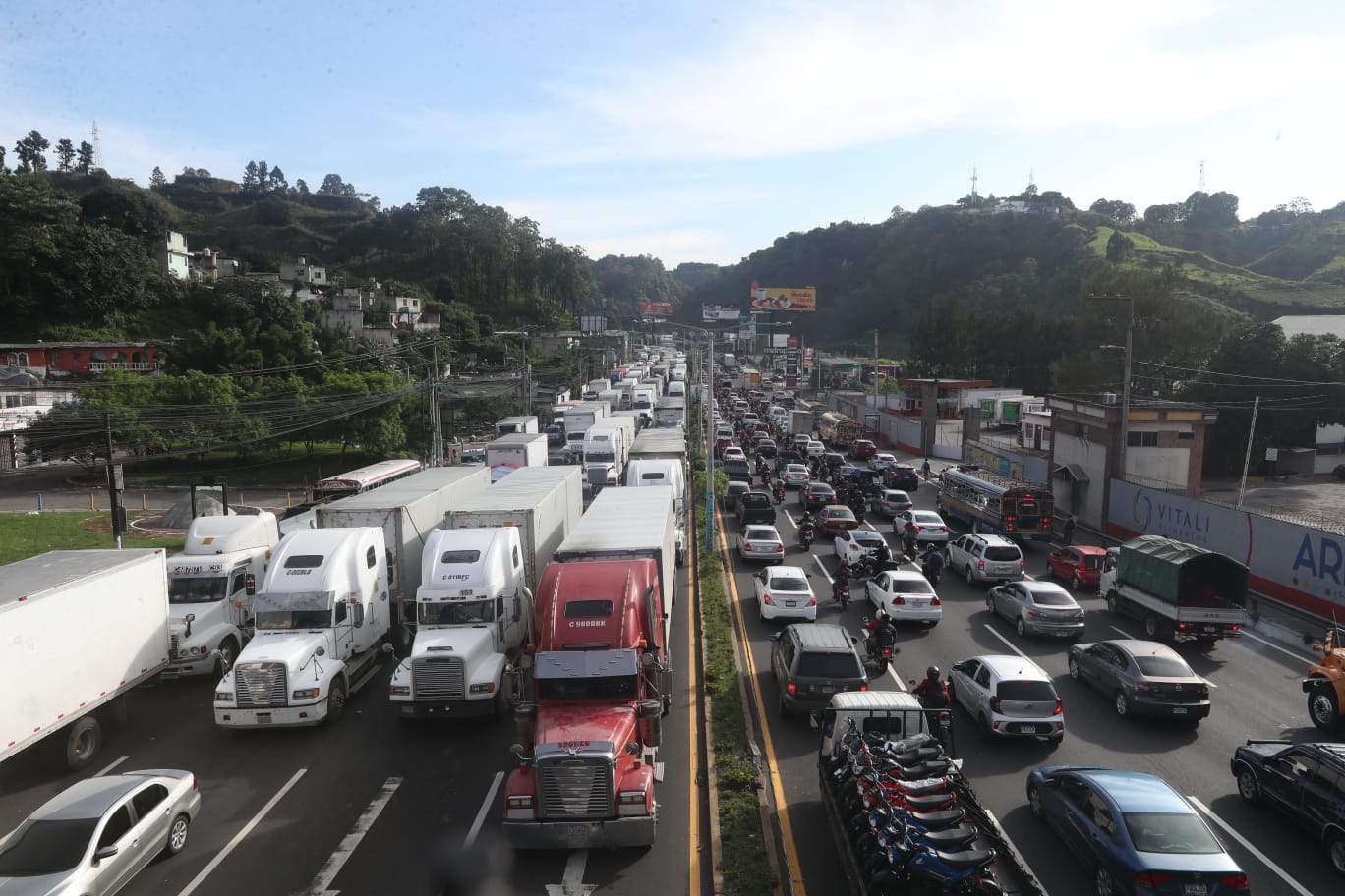 A una semana del hundimiento en el kilómetro 17 ruta al Pacífico, las empresas han ajustado su logística de producción, distribución y consumo, dados los retrasos para transitar de un puerto a otro y centros de distribución. (Foto Prensa Libre: Hemeroteca PL) 
