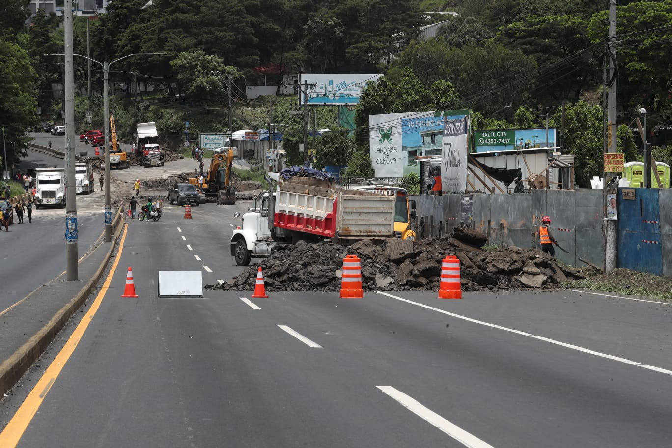 El Ministerio de Comunicaciones, Infraestructura y Vivienda (CIV), por medio de Covial, se hará cargo de las reparaciones de los daños ocasionados por un colector colapsado en el Km. 17 de la ruta al Pacífico. (Foto Prensa Libre: Carmina Montúfar)