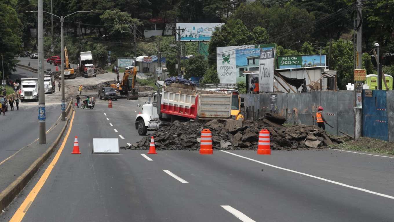 El Ministerio de Comunicaciones, Infraestructura y Vivienda (CIV), por medio de Covial, se hará cargo de las reparaciones de los daños ocasionados por un colector colapsado en el Km. 17 de la ruta al Pacífico. (Foto Prensa Libre: Carmina Montúfar)