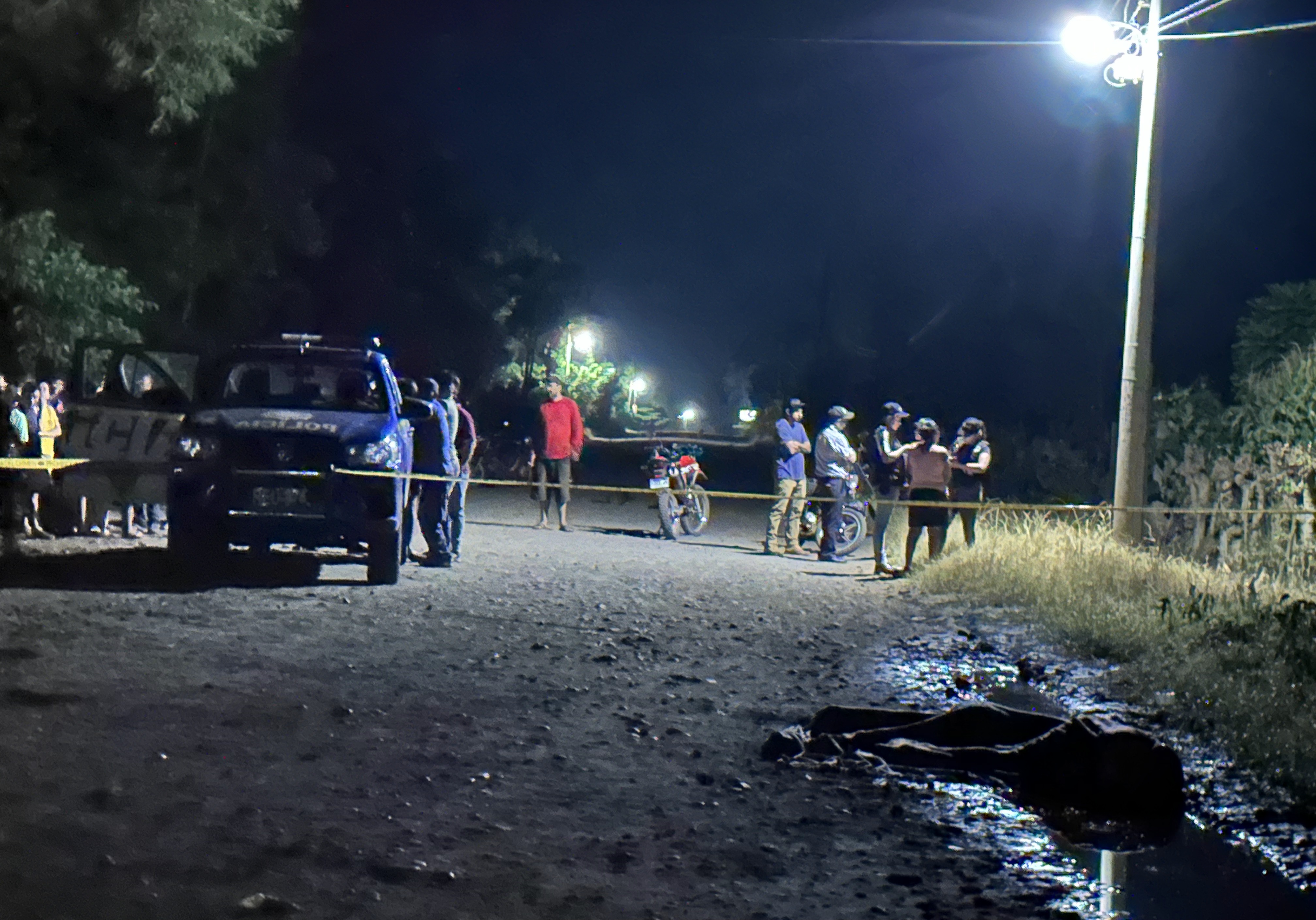 Los cuerpos de los dos comunicadores quedaron junto a la moto en que se transportaban. (Foto Prensa Libre) 