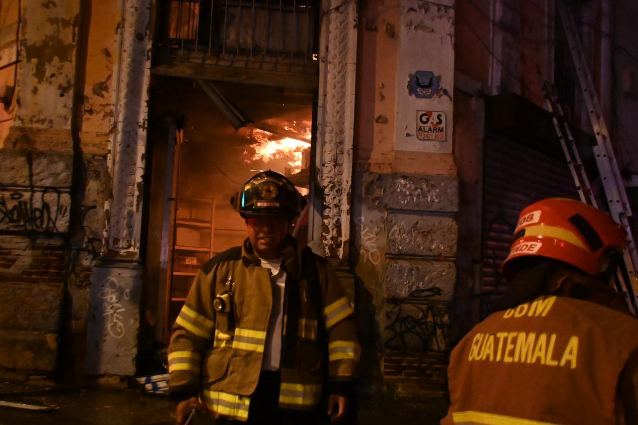 IMÁGENES: Incendio consume bodega de productos de plástico en el Centro ...
