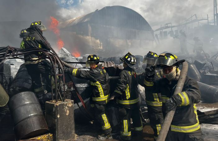 Imágenes: usuarios en redes muestran la magnitud de un incendio en una fábrica en Chicoloapan, México
