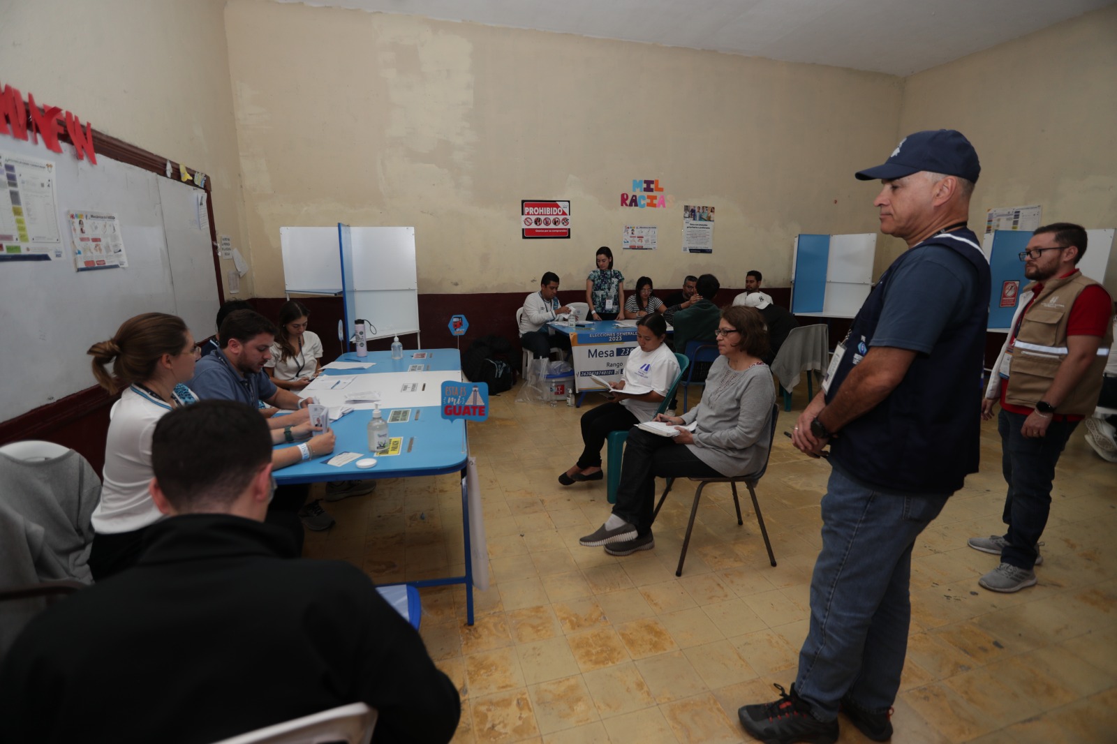 Ciudadanos asisten a la cita con las urnas durante la segunda vuelta electoral de Guatemala este 2023.(Foto Prensa Libre: Douglas Suruy).