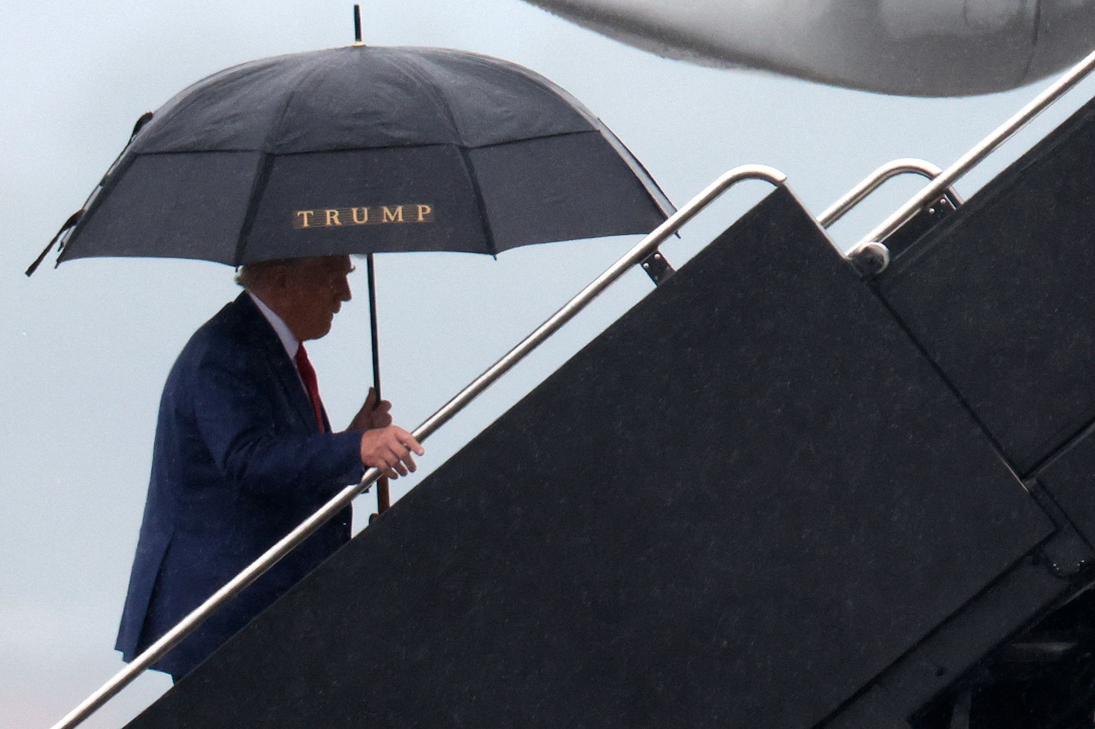 Jueza acepta dejar libre a Donald Trump y expresidente afirma que hay una “persecución política” en su contra