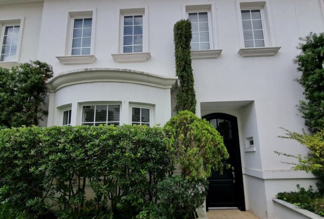 Fachada del inmueble que le fue entregado a la Senabed y que era propiedad de Ana Sofía Castañeda Deras, “la Sirenita”. (Foto Prensa Libre: MP)