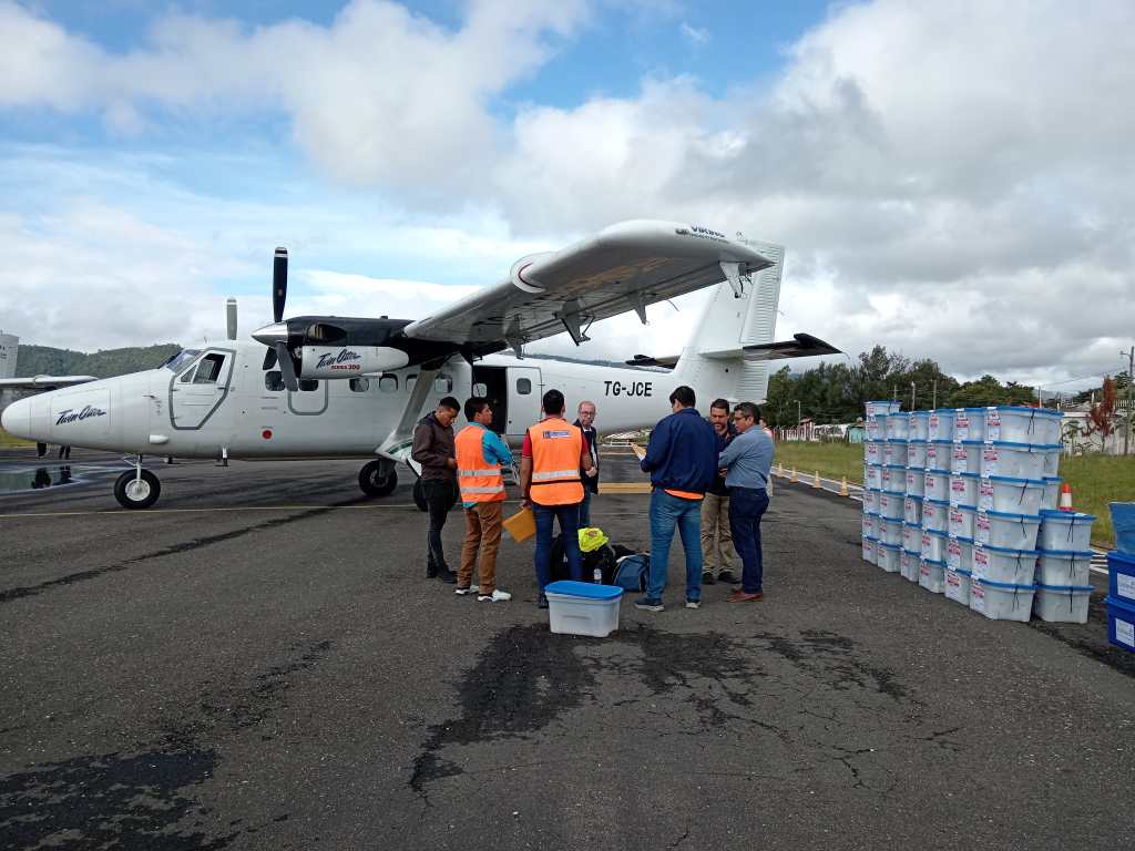 Llegan cajas electorales en avión