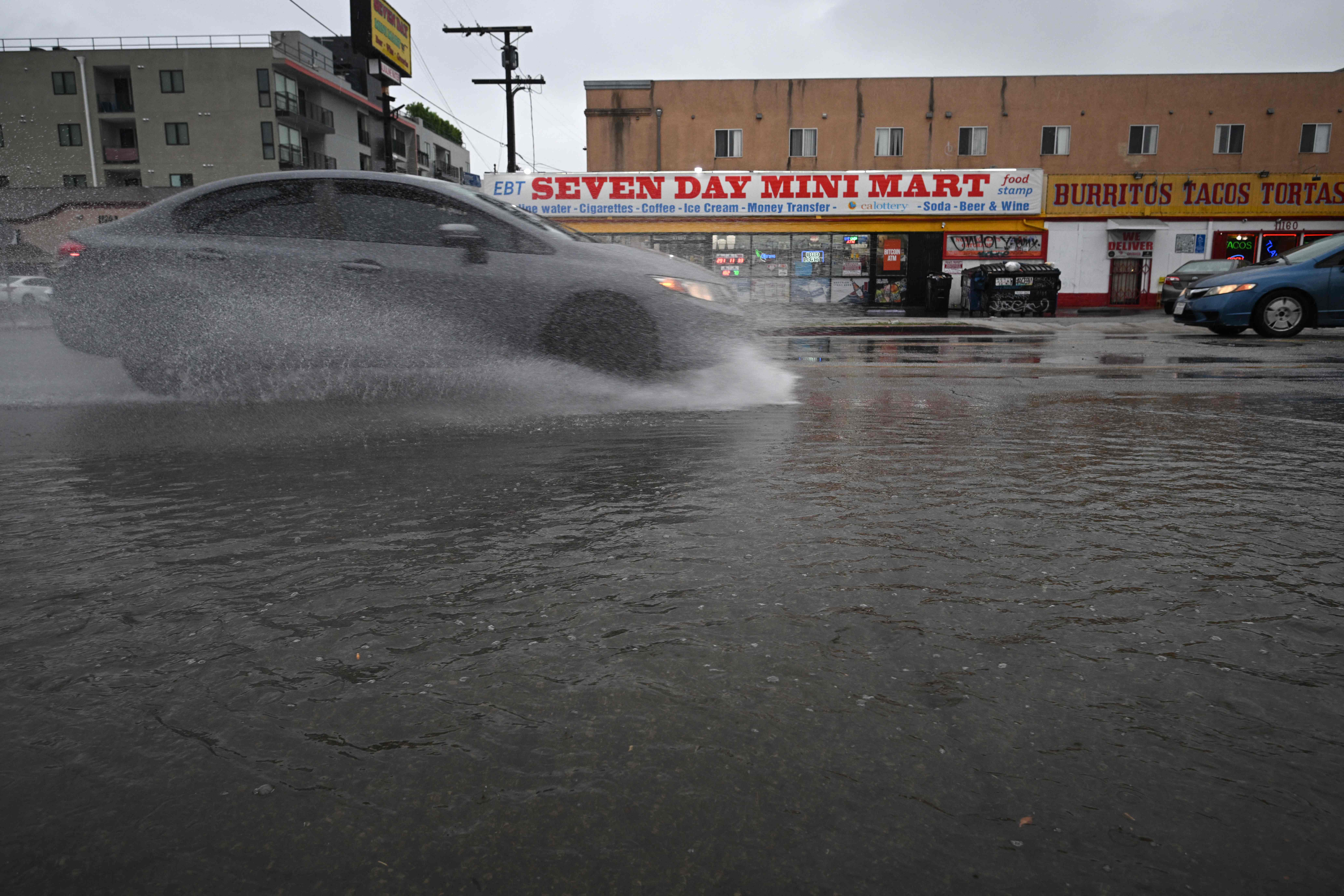 La tormenta tropical Hilary trae viento y fuertes lluvias al sur de California y a lugares emblemáticos de Hollywood'