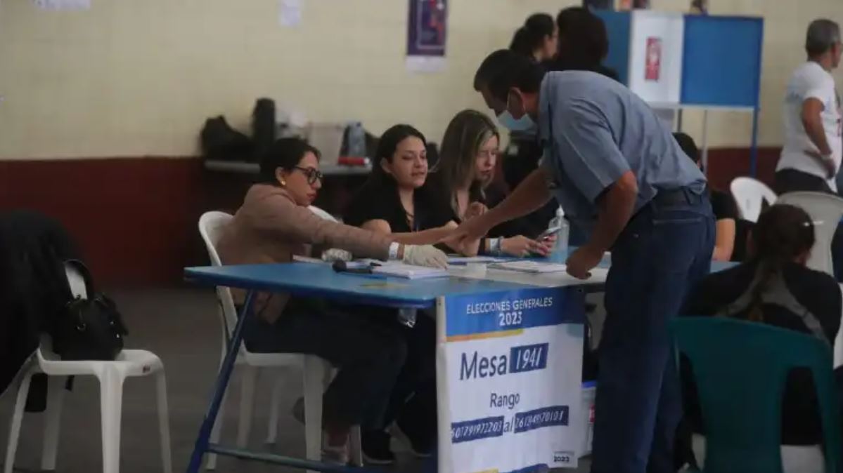 Mesa de votaciones 20 agosto 2023 segunda vuelta electoral Fitch