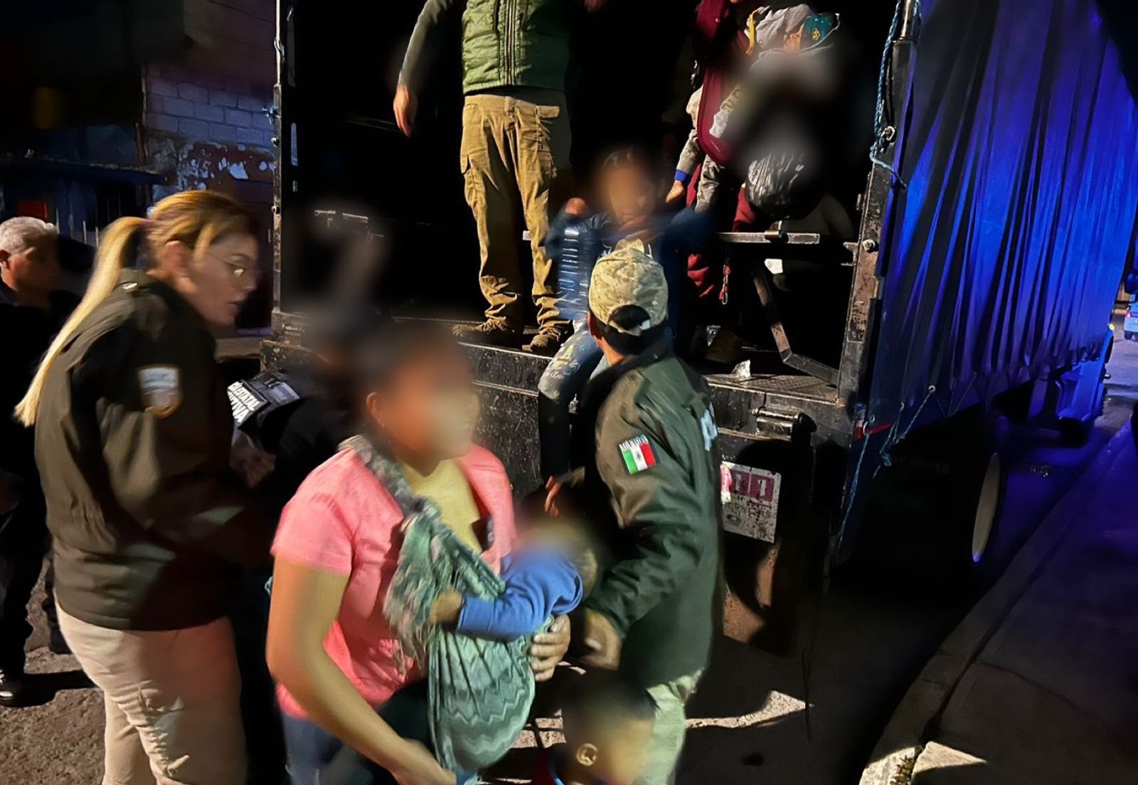 Agentes migratorios y policías de México hallaron la noche del lunes a 231 migrantes de Guatemala y El Salvador que viajaban en el contenedor de un camión. (Foto Prensa Libre: Hemeroteca PL) 