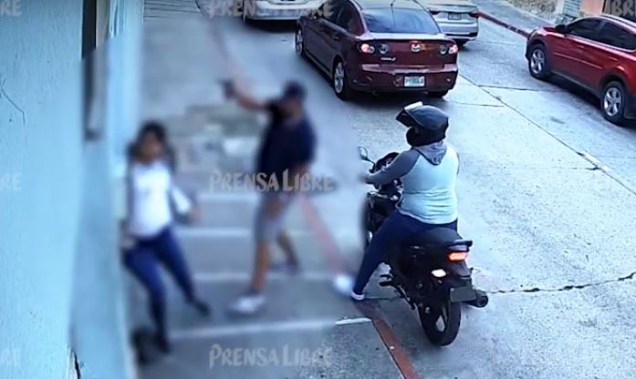 “Su acompañante le decía que me disparara”: video muestra asalto en zona 1 y víctima relata lo sucedido