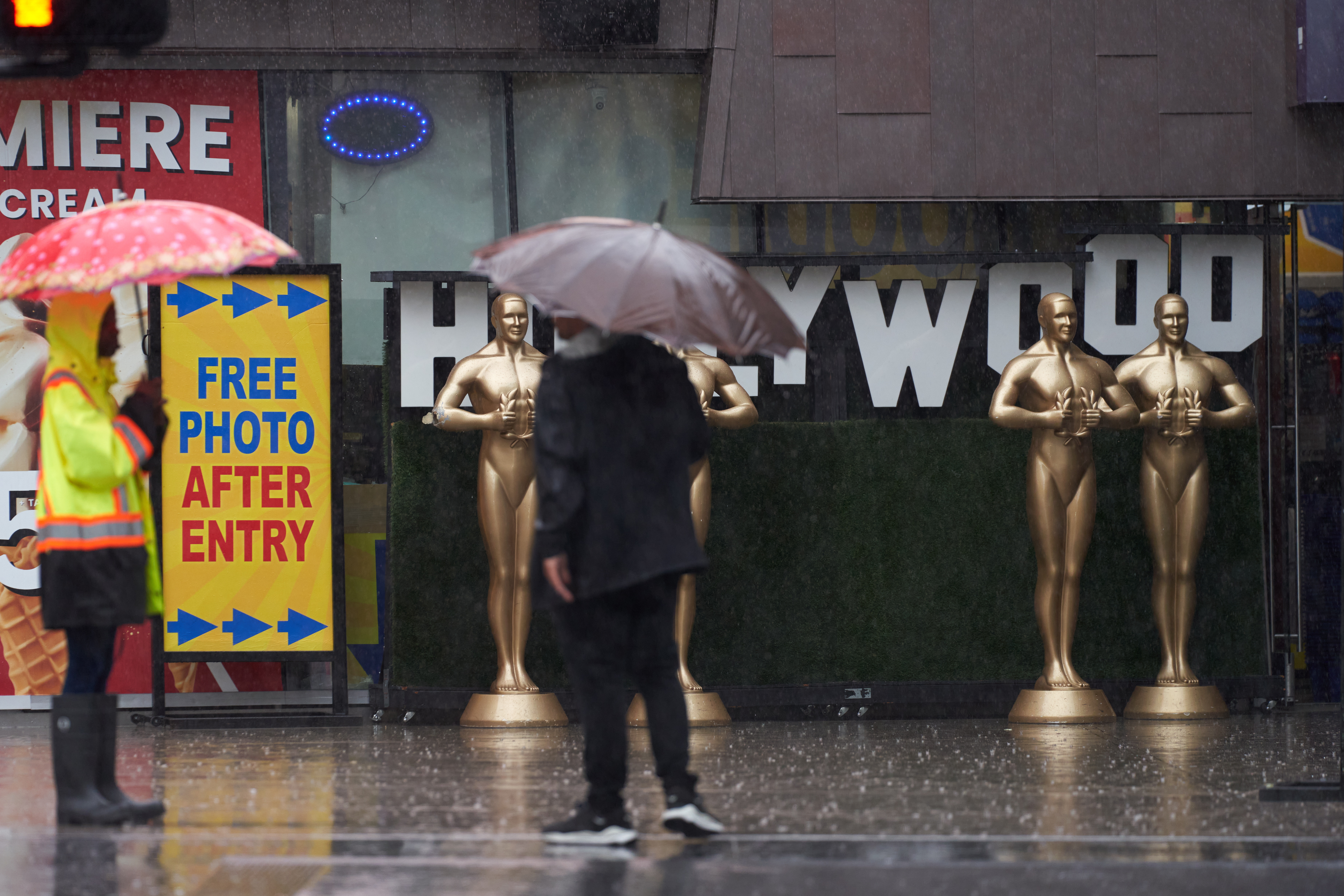 La tormenta tropical Hilary trae viento y fuertes lluvias al sur de California y a lugares emblemáticos de Hollywood'