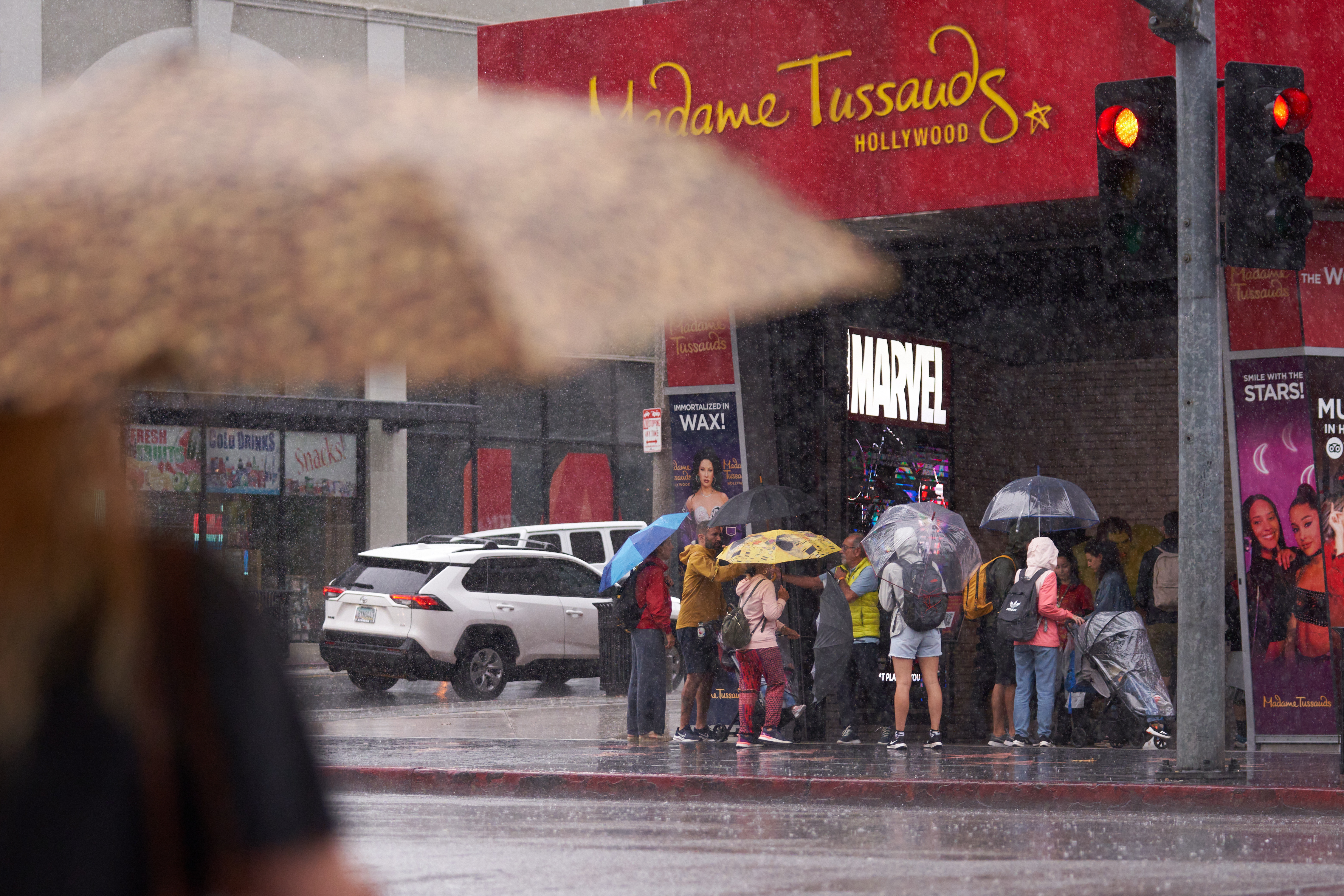 La tormenta tropical Hilary trae viento y fuertes lluvias al sur de California y a lugares emblemáticos de Hollywood'