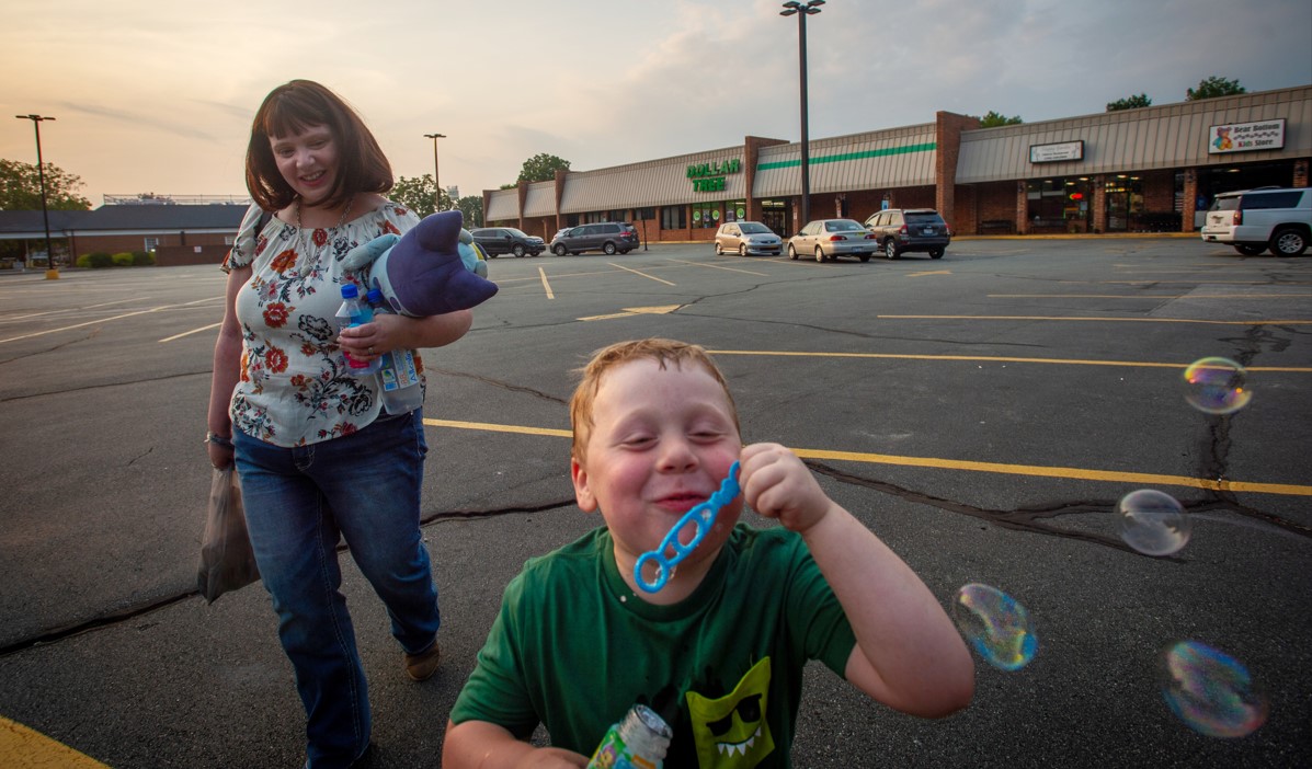 Amy Bingham, quien participó en un ensayo clínico del fármaco zuranolona, y su hijo Benjamin, de cinco años, en un centro comercial de Gibsonville, Carolina del Norte, el 2 de agosto de 2023. (Kate Medley/The New York Times)