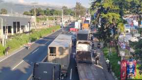 Automovilistas resultan afectados por el cierre en el kilómetro 17.5 de la ruta al Pacífico este jueves 3 de agosto. (Foto Prensa Libre: R. López)