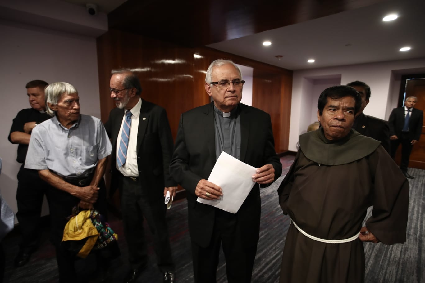 Álvaro Cardenal Ramazzinni, al centro, y otros integra de la Convergencia Nacional de Resistencia se reúne con Secretario General Luis Almagro y posteriormente en conferencia de prensa dan detalles del encuentro.  (Foto Prensa Libre: Carlos Hernández)