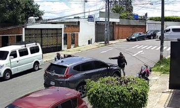 A mano armada: el video que muestra cómo asaltantes le roban el vehículo a dos personas en la zona 13 de la capital