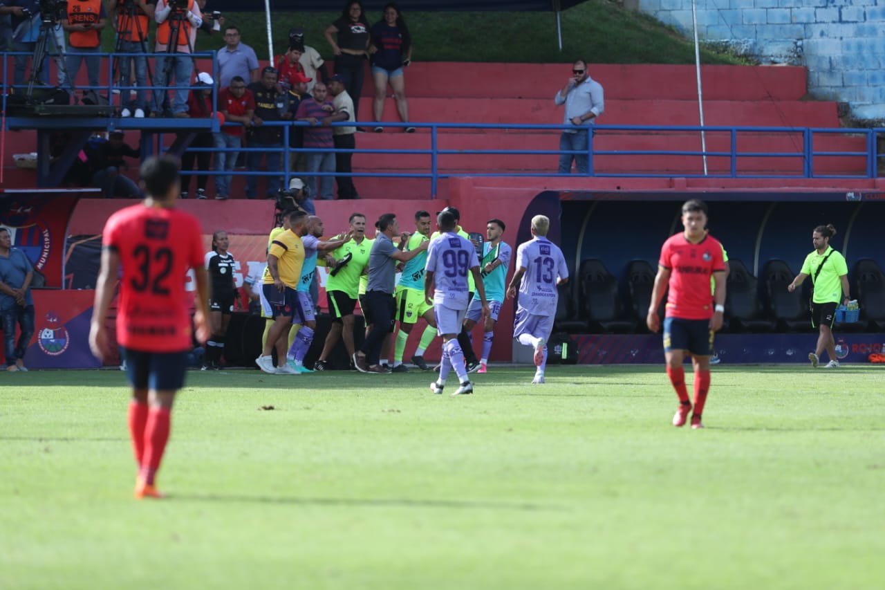 Sebastian Bini, técnico de Municipal se vio envuelto en una discusión. (Foto Prensa Libre: Erick Ávila) 